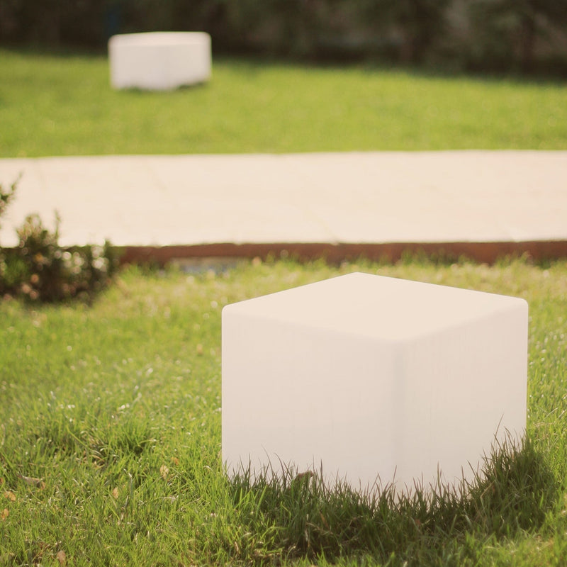 Luminária externa decorativa em formato cúbico para jardim