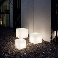 Luminária externa decorativa em formato cúbico para jardim