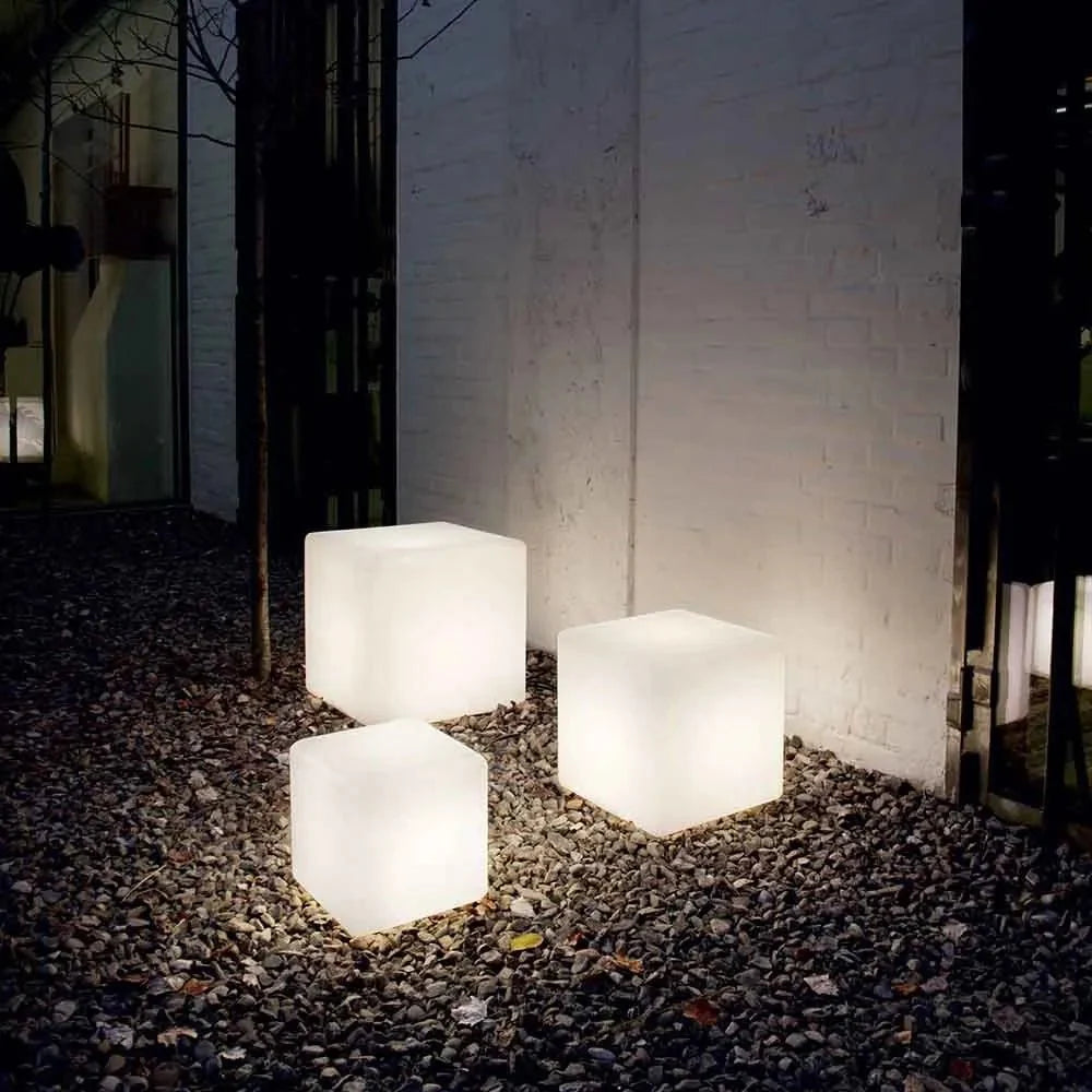Luminária externa decorativa em formato cúbico para jardim