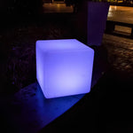 Luminária externa decorativa em formato cúbico para jardim