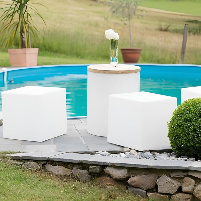 Luminária externa decorativa em formato cúbico para jardim