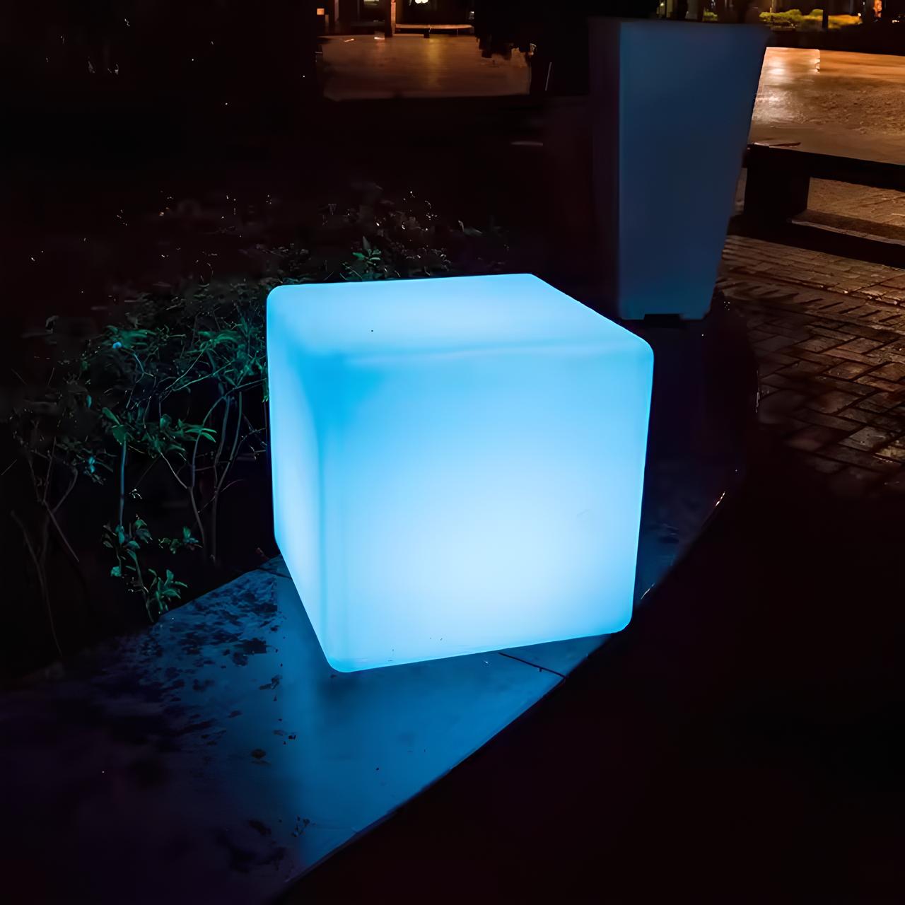 Luminária externa decorativa em formato cúbico para jardim