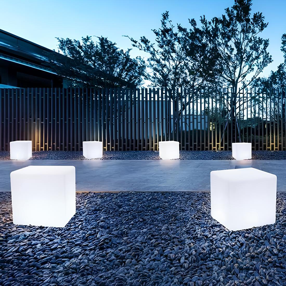 Luminária externa decorativa em formato cúbico para jardim