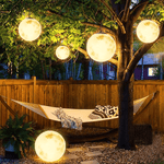 Luminária externa em formato de lua para jardim