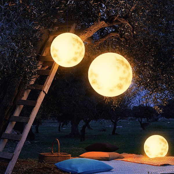 Luminária externa em formato de lua para jardim