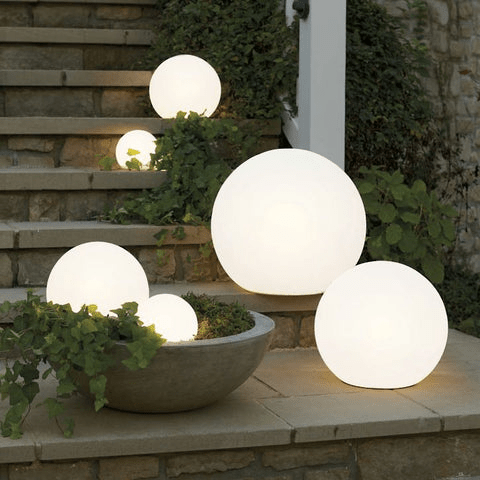 Luminária externa esférica com energia solar para jardim