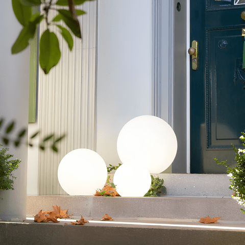 Luminária externa esférica com energia solar para jardim
