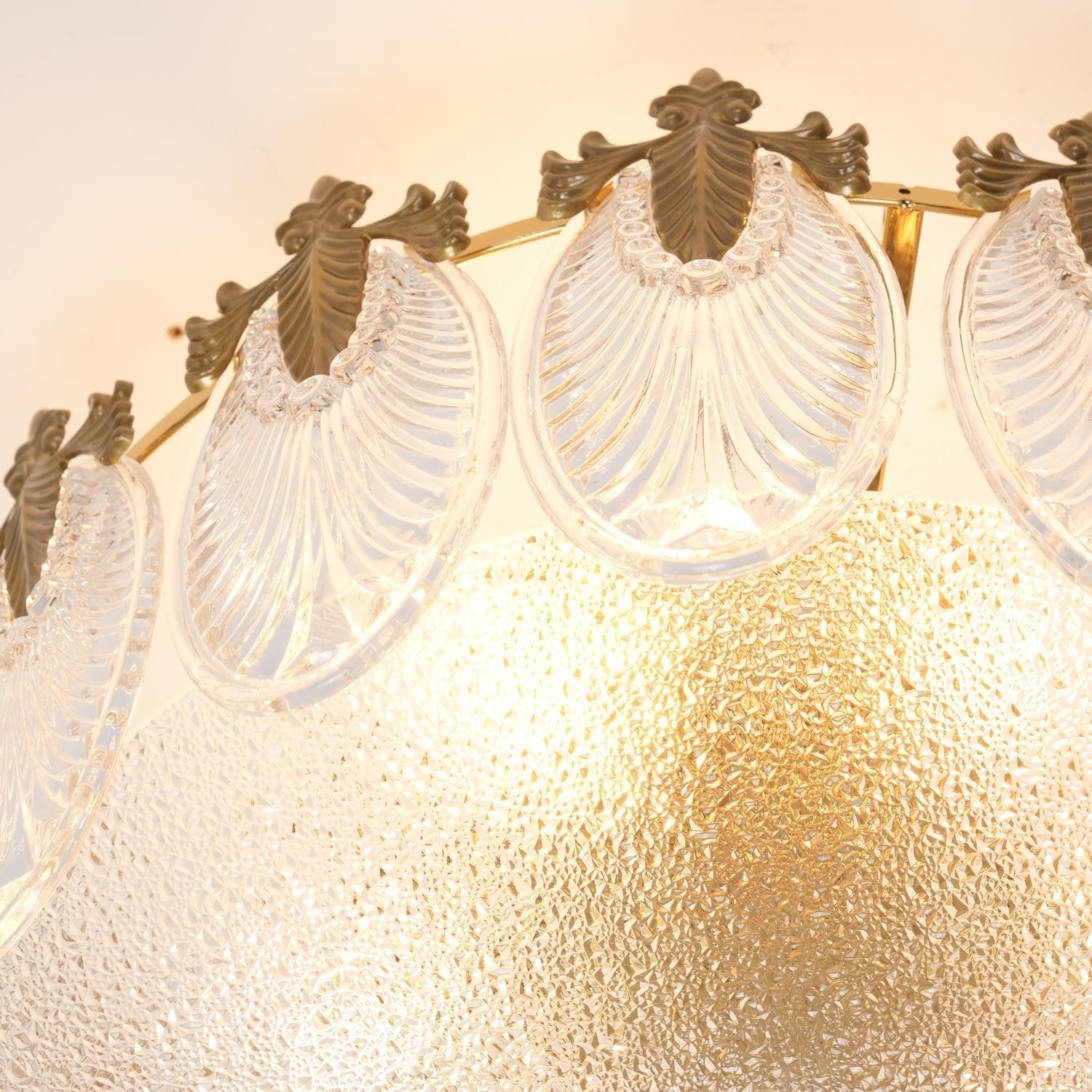 Lustre de vidro decorativo em formato redondo
