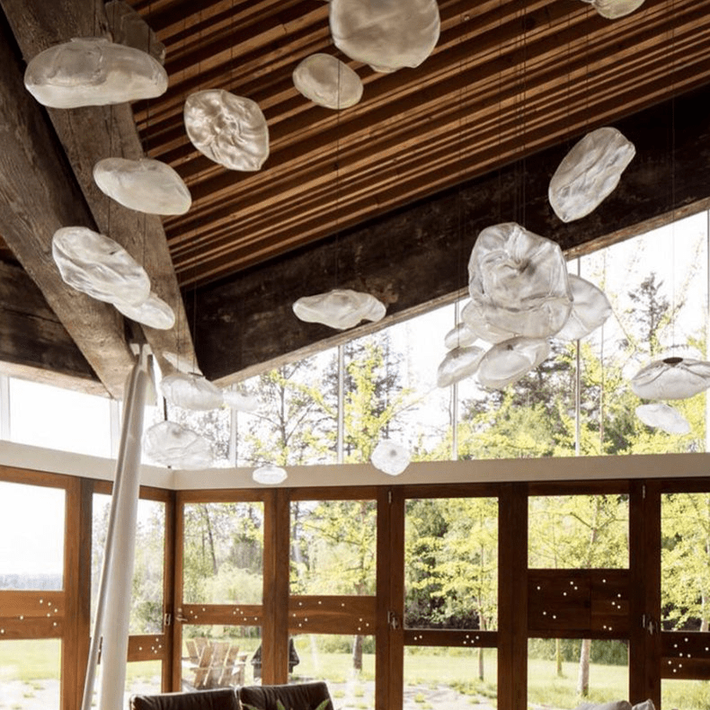 Lustre moderno em vidro soprado com design minimalista