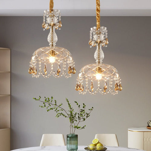 Lustre sofisticado em cristal com design elegante