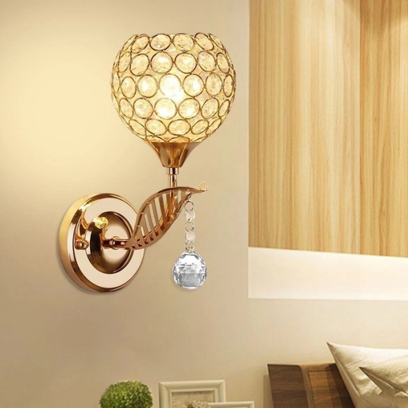 Pendente Redondo de Cristal Dourado com Design de Pena