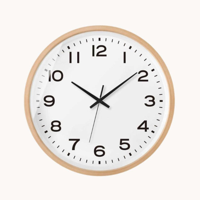 Relógio de parede em madeira com design escandinavo sofisticado