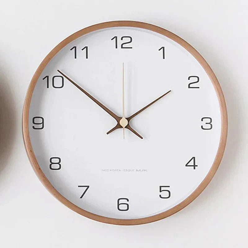 Relógio de parede em madeira e vidro com estilo minimalista. Branco