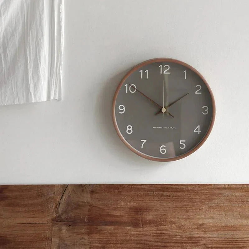 Relógio de parede em madeira e vidro com estilo minimalista.