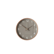 Relógio de parede em madeira e vidro com estilo minimalista.