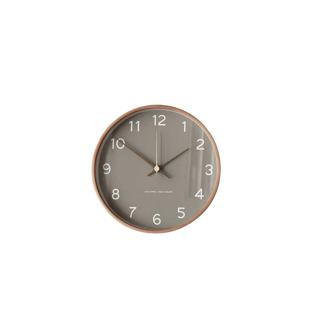 Relógio de parede em madeira e vidro com estilo minimalista.