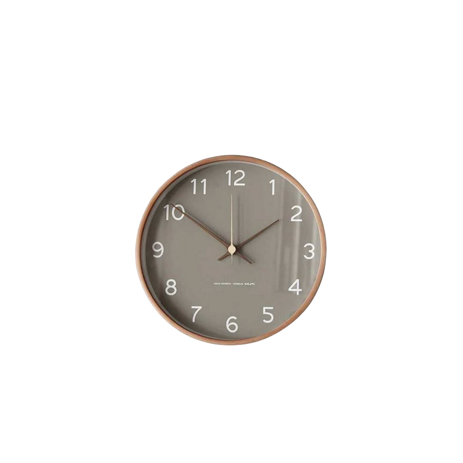Relógio de parede em madeira e vidro com estilo minimalista.