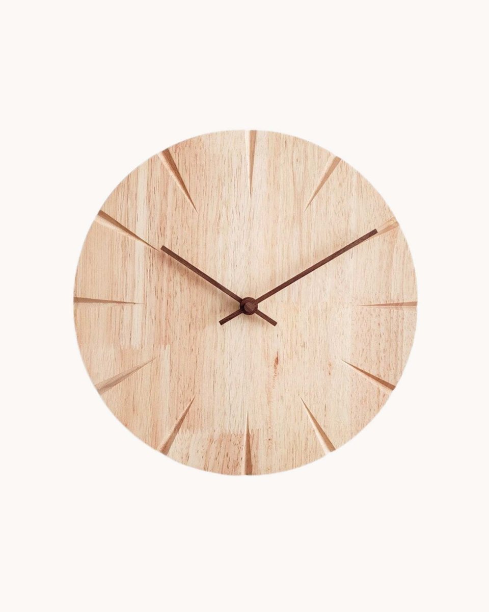 Relógio de parede em madeira para decoração interna minimalista.