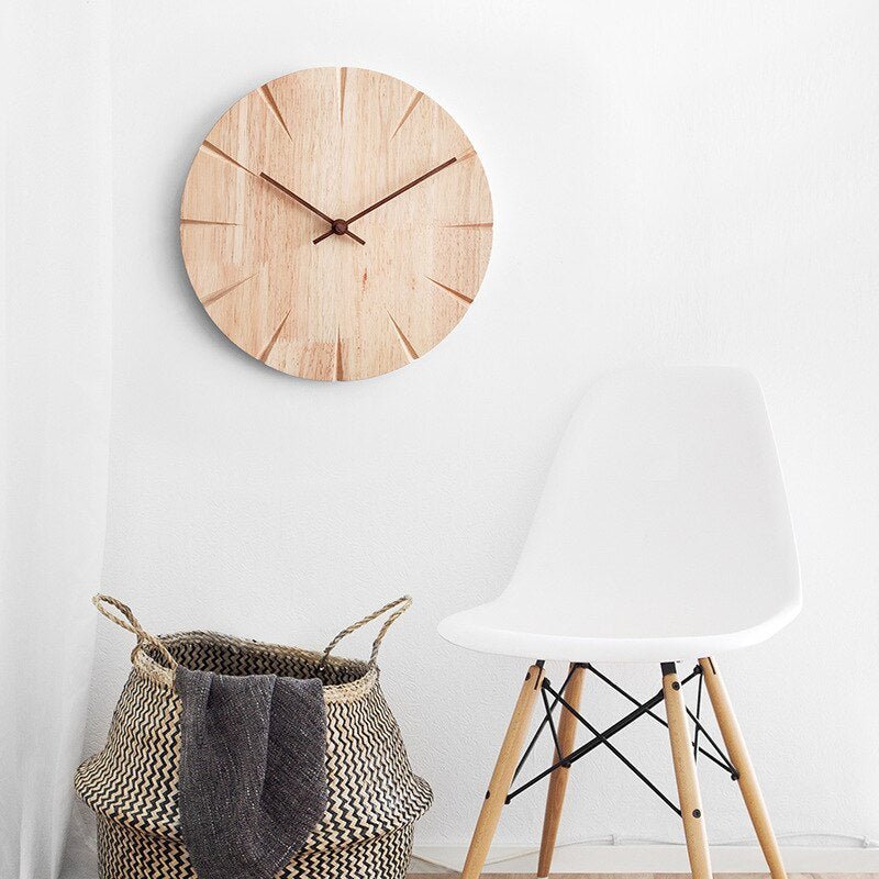 Relógio de parede em madeira para decoração interna minimalista.