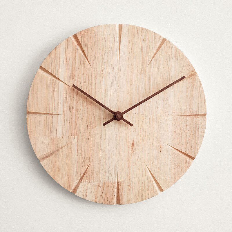 Relógio de parede em madeira para decoração interna minimalista.