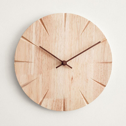 Relógio de parede em madeira para decoração interna minimalista.