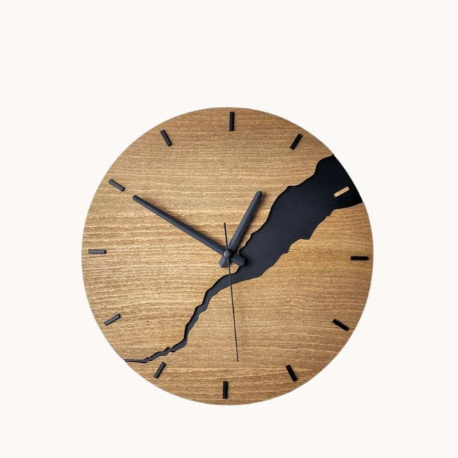 Relógio de parede sofisticado em madeira com um design clássico.