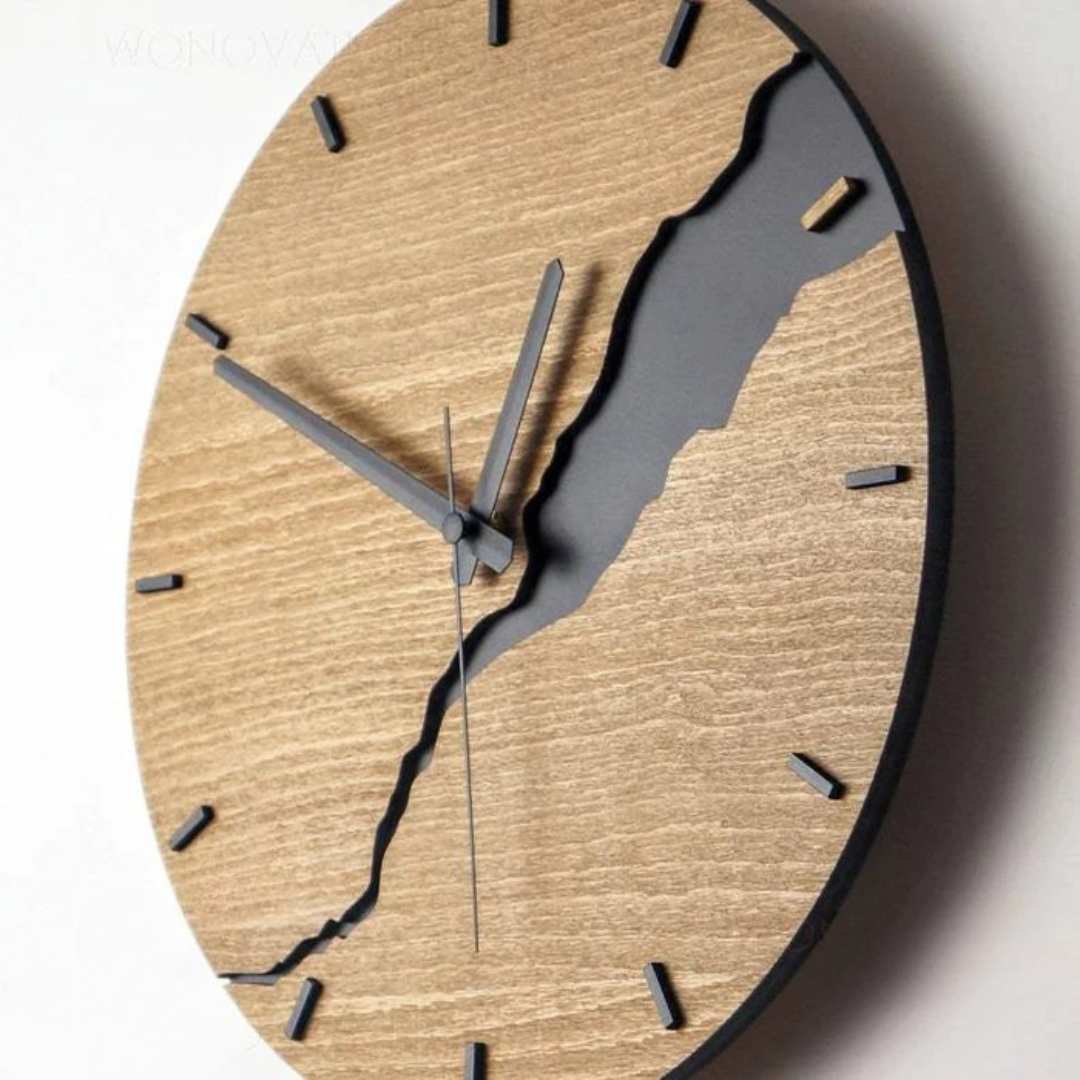 Relógio de parede sofisticado em madeira com um design clássico.