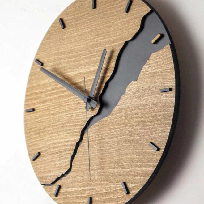 Relógio de parede sofisticado em madeira com um design clássico.