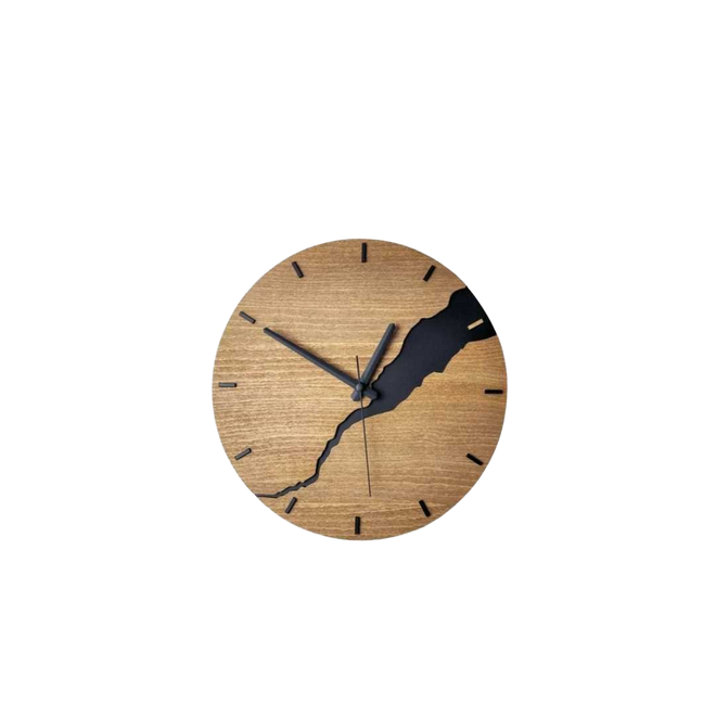 Relógio de parede sofisticado em madeira com um design clássico.