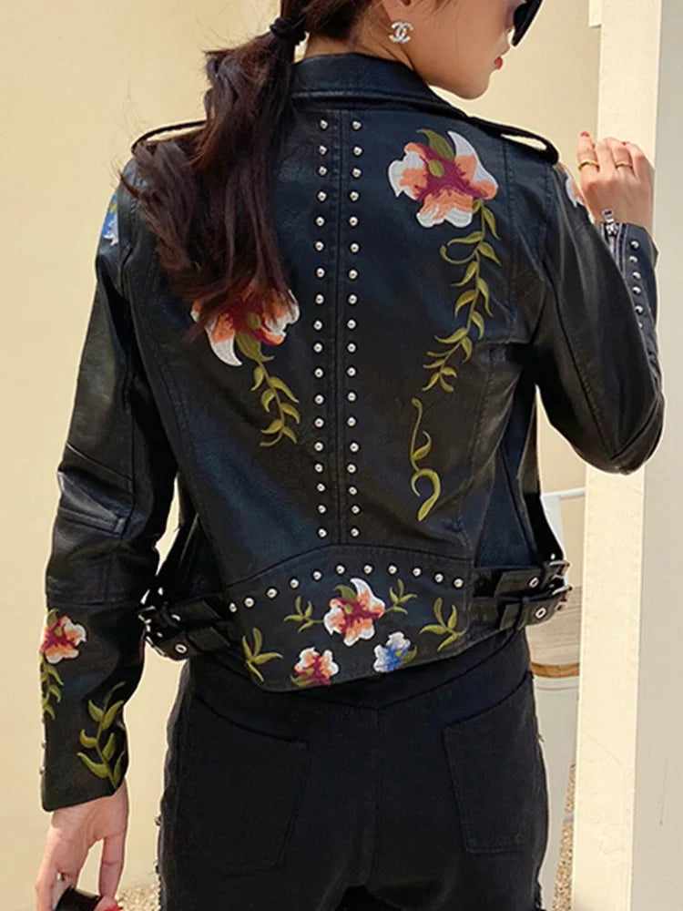 Jaqueta em Couro Sintético com Bordado Floral