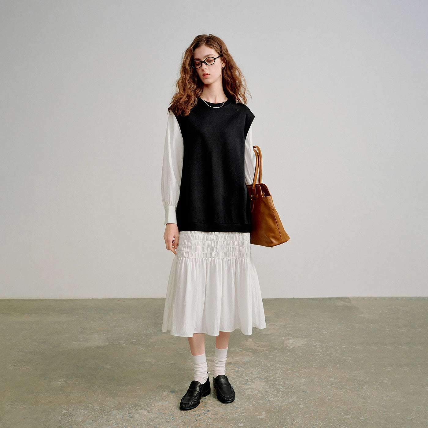 Vestido Midi Manga Longa com Recortes Preto e Branco