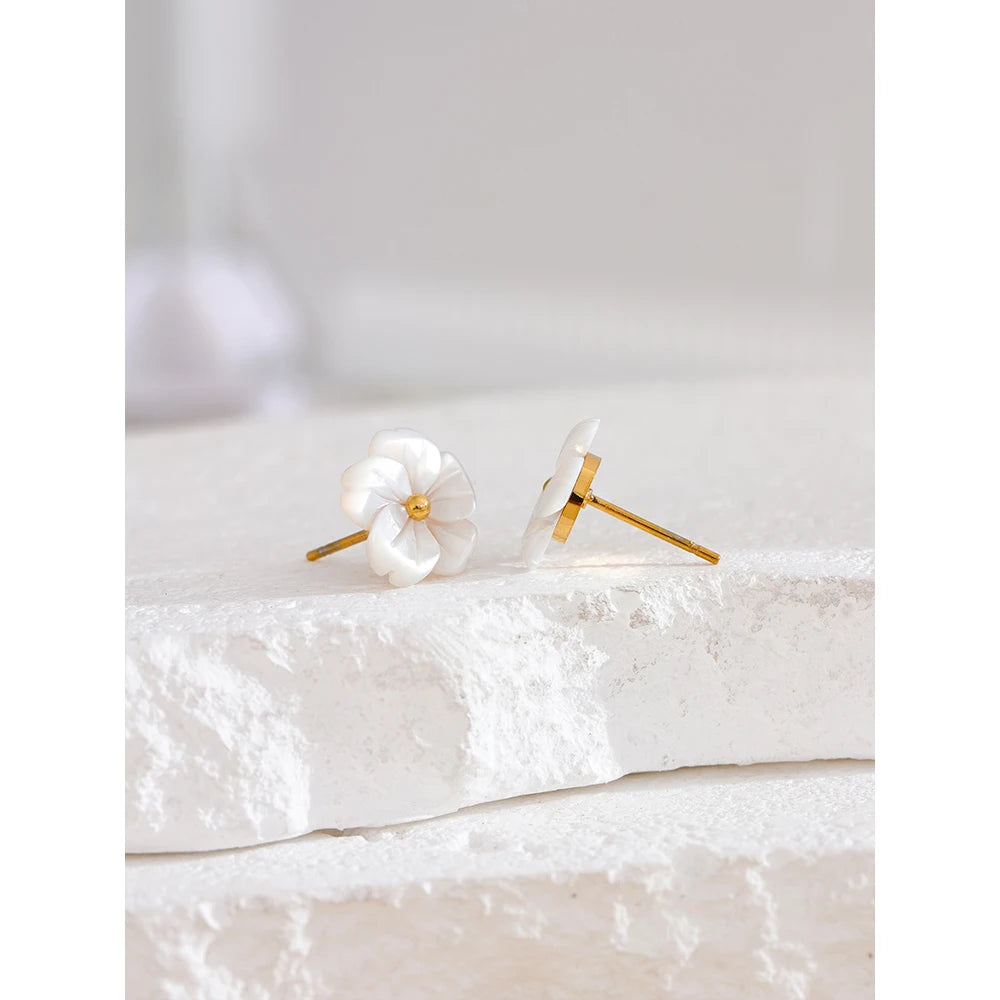 Brinco Flor Romântica com Concha Natural