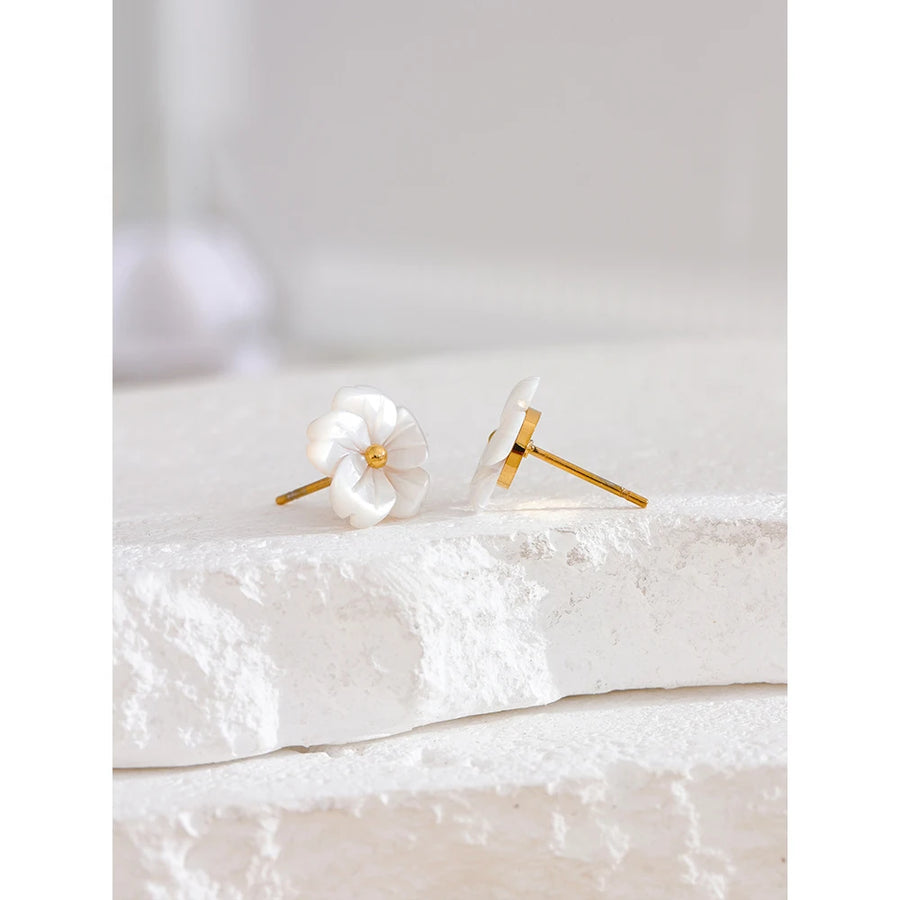 Brinco Flor Romântica com Concha Natural