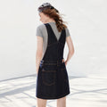 Vestido Jardineira Jeans Curto com Botões
