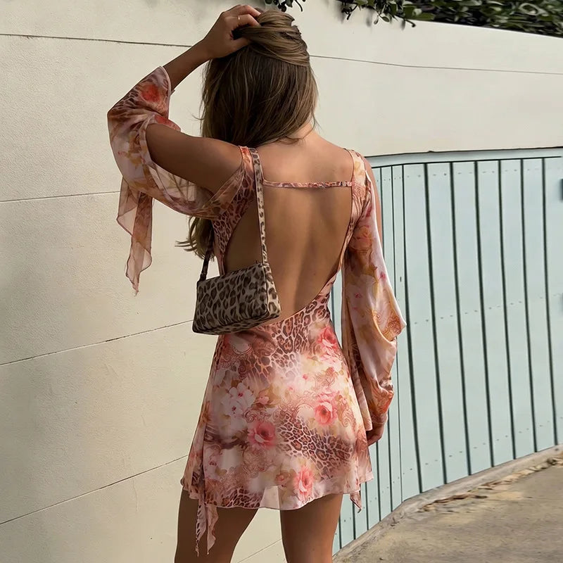 Vestido Curto Feminino Animal Print com Gola Degagê e Tule