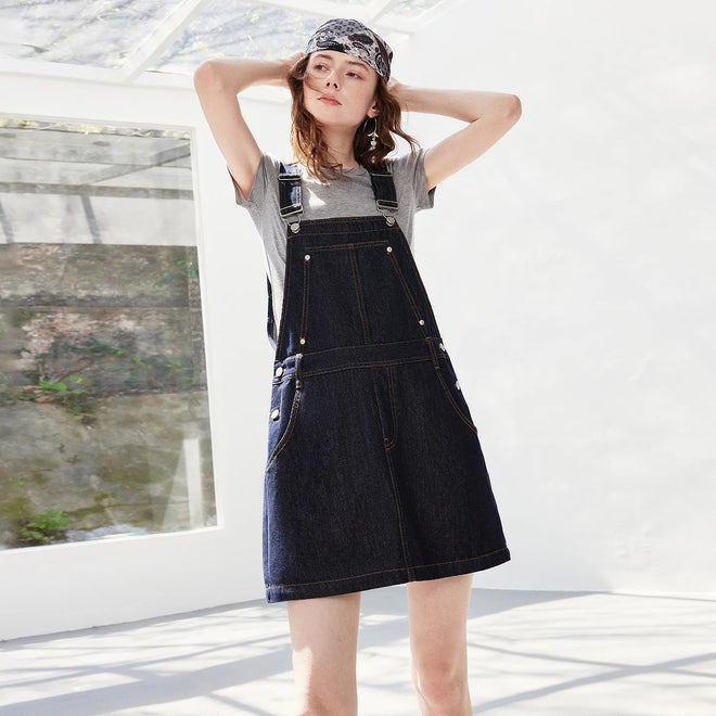 Vestido Jardineira Jeans Curto com Botões
