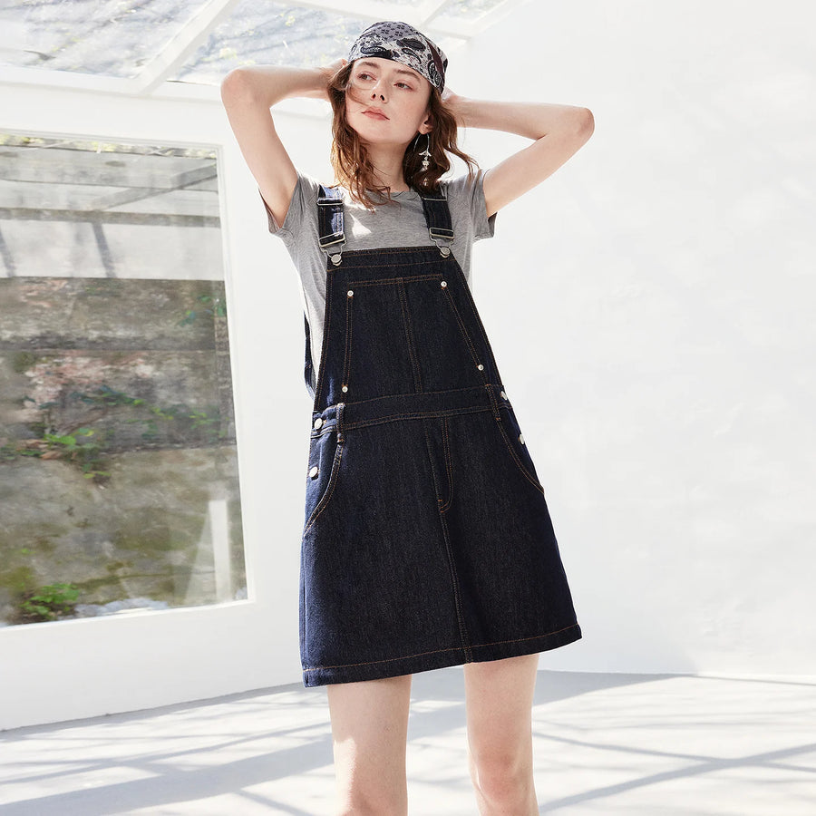 Vestido Jardineira Jeans Curto com Botões