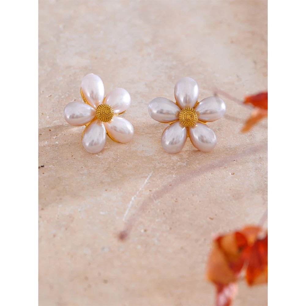 Brinco Flor Clássica com Pérola