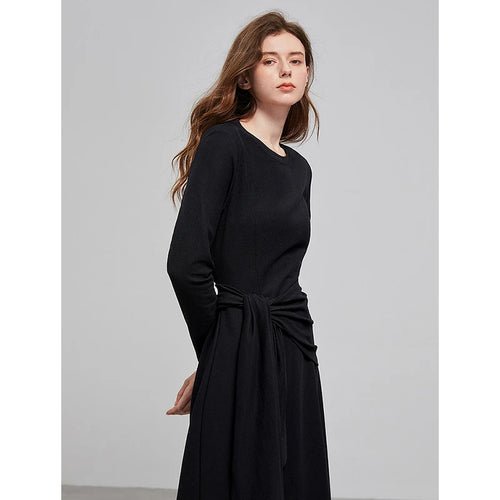 Vestido Midi Preto com Recorte nas Costas e Cintura Marcada
