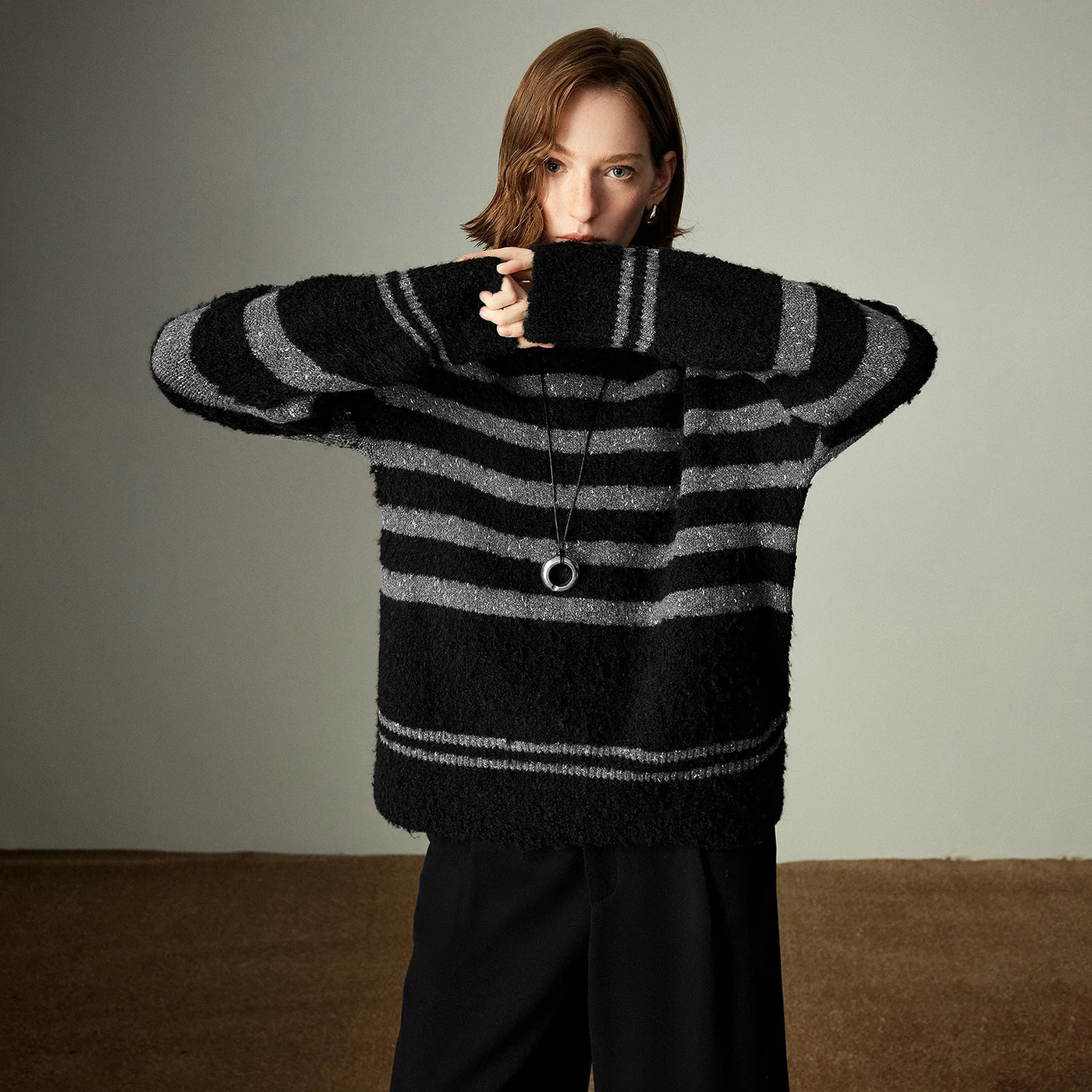 Suéter Listrado com Fio Metalizado e Textura Bouclé