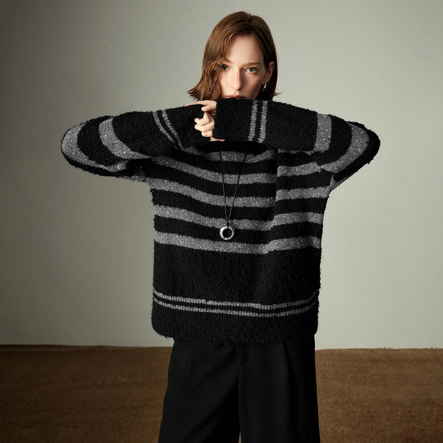 Suéter Listrado com Fio Metalizado e Textura Bouclé