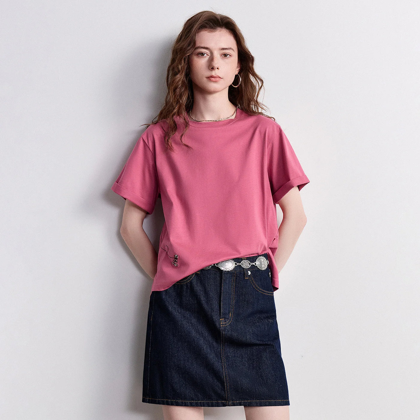 Camiseta Feminina de Algodão Assimétrica com Bordado Cachorro