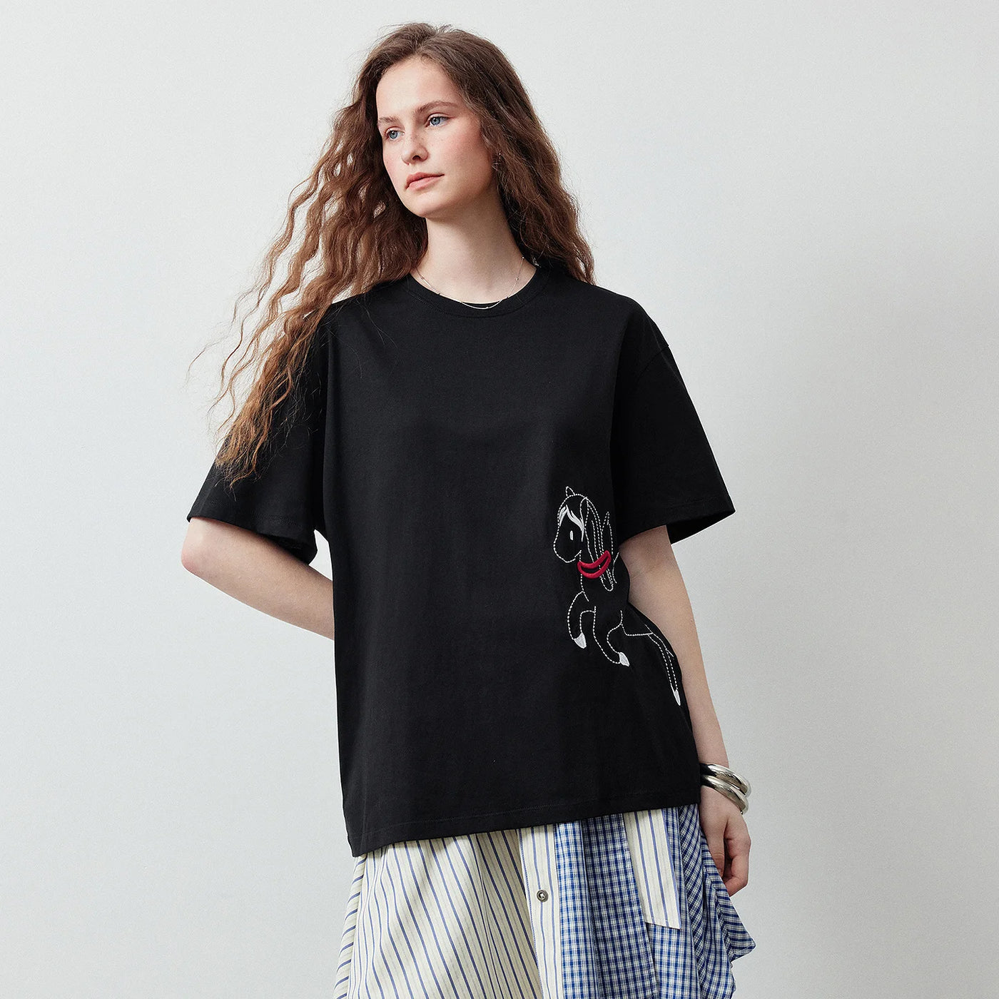 Camiseta Feminina de Algodão com Bordado Pégaso