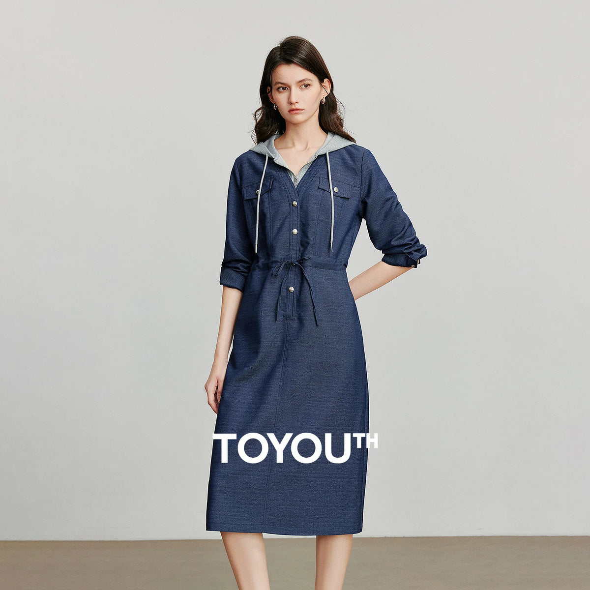 Vestido Utilitário com Capuz e Recortes Efeito Jeans