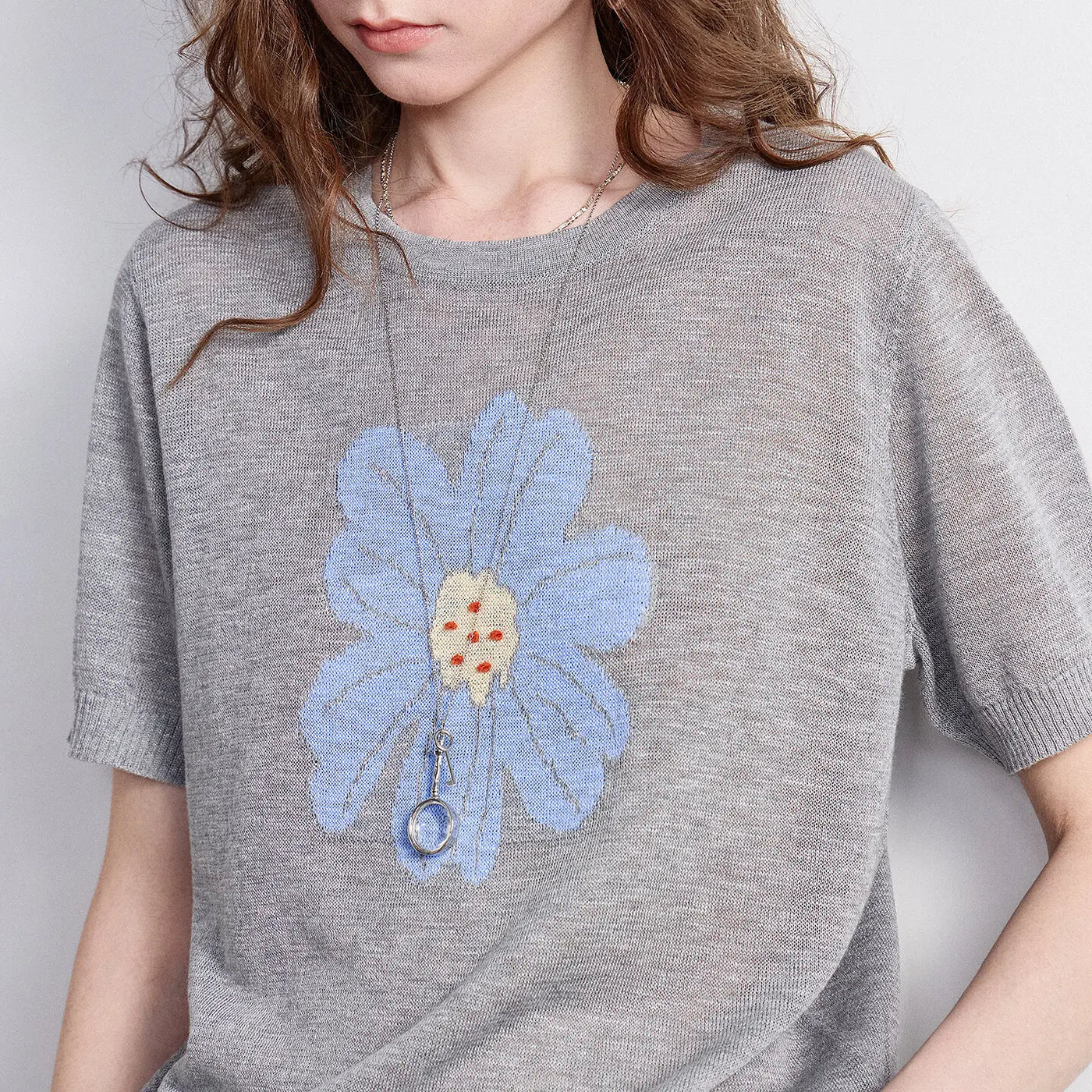 Blusa Feminina de Tricô Jacquard Floral Manga Curta