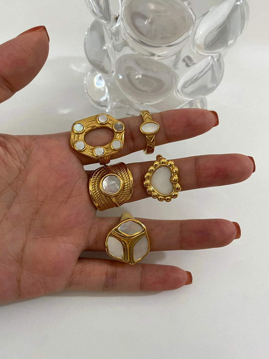 Anel com Madrepérola em Formas Orgânicas e Banho Ouro 18K