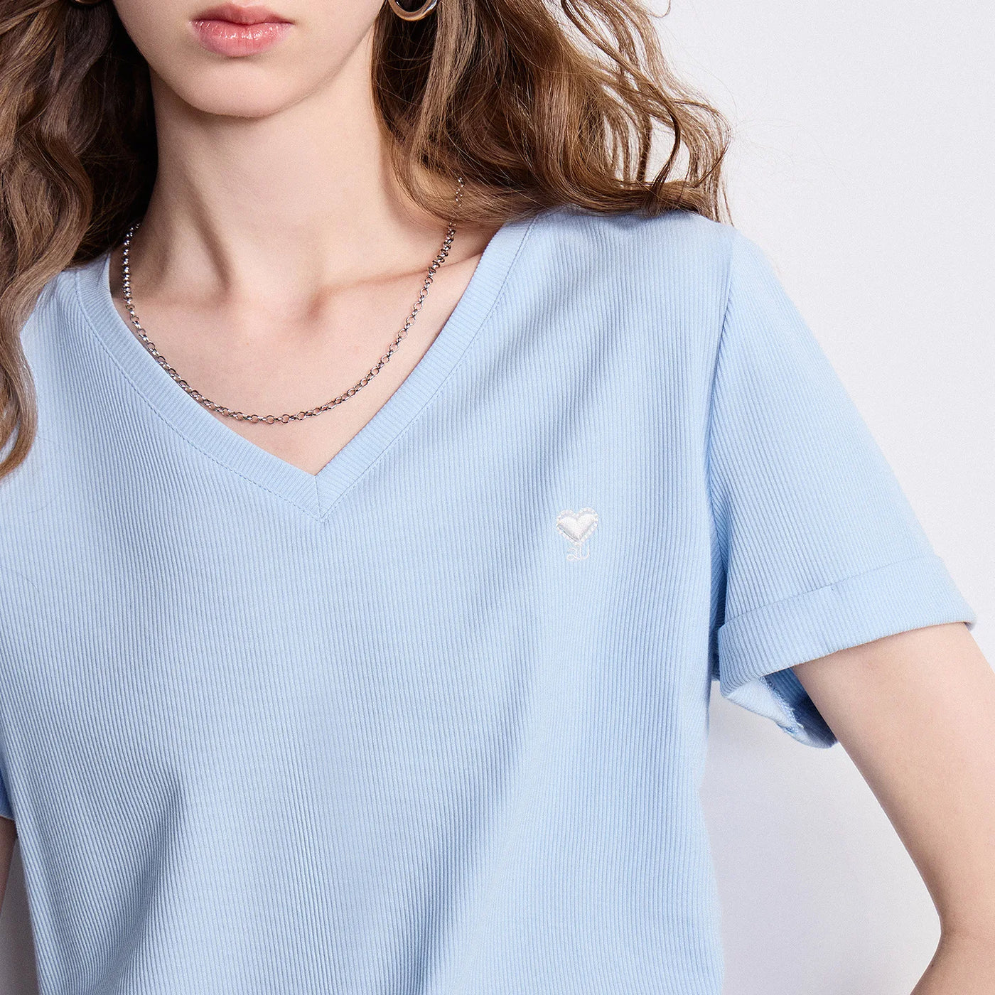 Blusa Feminina Cropped Slim com Decote V e Pregas