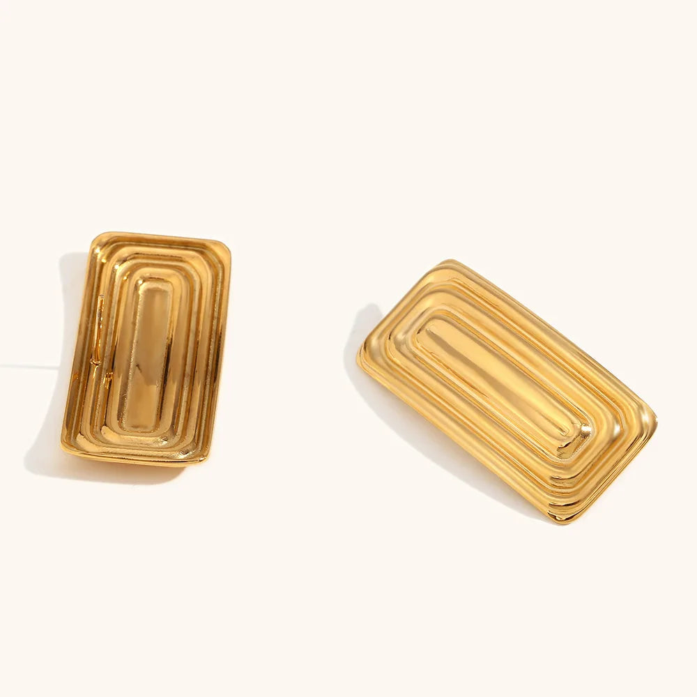 Brinco de Pino Quadrado Polido com Banho Ouro 18K