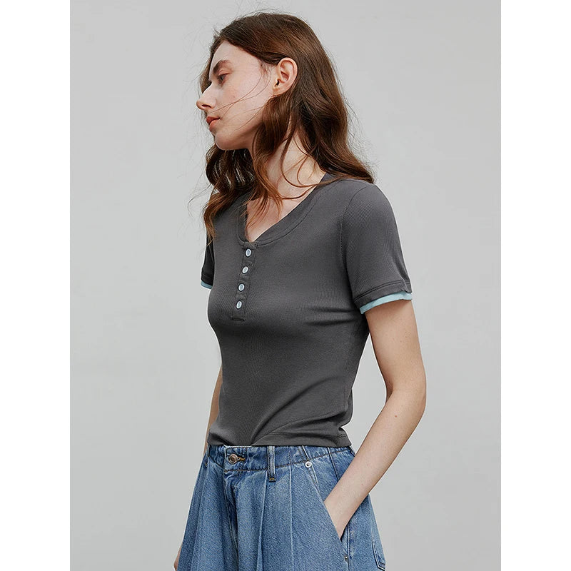Camiseta Feminina Cropped com Decote V e Patchwork