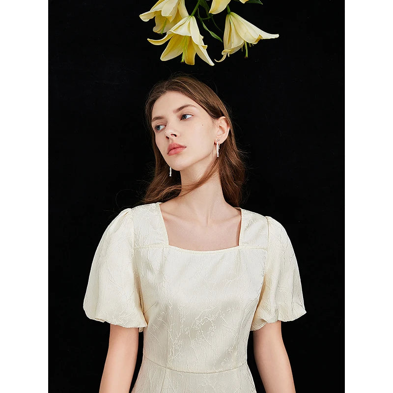 Vestido Oriental Curto com Decote Quadrado